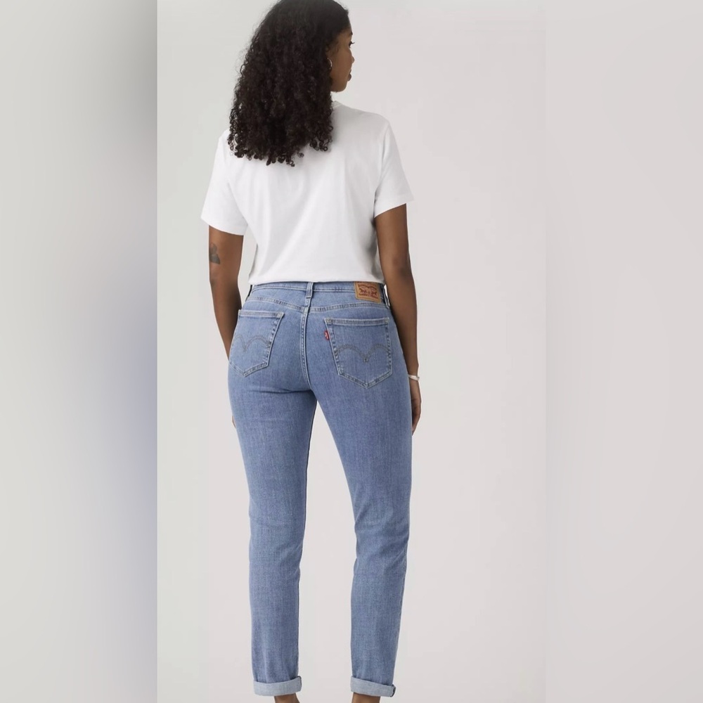 Levi's Women’s Boyfriend Mid Rise Light Blue Straight Fit Jeans NWT